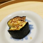 温石 - 朝採れズッキーニの炭火焼き。時間をかけて炭火焼きに。熱々ズッキーニを一口で食べる王選手権があったら勝てる自信があります。