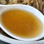 Karaku - 大きなレンゲ。
                      スッキリした昔ながらの鶏ガラ醤油スープ。