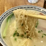 香港麺 新記 - ランチEセット雲呑香港麺・小炒飯950円、極細香港麺