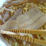 函館ラーメン藍 - どのラーメンにも細長のチャーシュが1枚乗ってきます