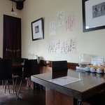 函館ラーメン藍 - 採光もよくシックな店内