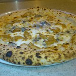 ナポリピッツァ Pizzeria la Rossa - 《１２月限定》　ポルチーニ茸とゴルゴンゾーラのピッツァ　蜂蜜添え