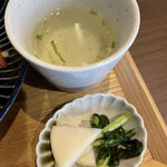 江戸堀 焼豚食堂 - コンソメスープと香の物。