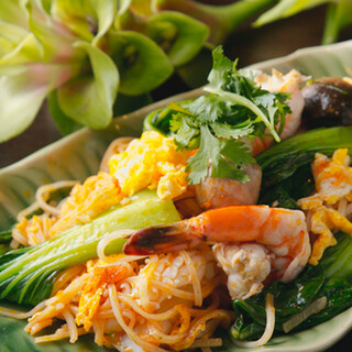 Tom Yum Yakisoba (stir-fried noodles), a famous dish with the sourness of lemon and the aroma of herbs