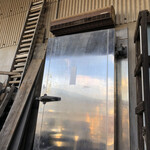 土浦冷蔵 - 倉庫の扉