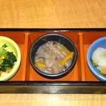 Uotami - この日のお通し、青菜おひたし、イカの塩辛、イカわさです273円