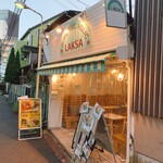 シンガポール ホリック ラクサ - 昼間よりこのくらいの時間がお店カワイイですー