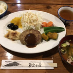 常念小屋 - 飯×2、味噌汁×2のお代わりは食べすぎ？
            いやいや、カロリーの補充でエネルギー満タン