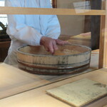 菊鮨 - 酢飯を切る