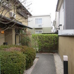 菊鮨 - 入口までのアプローチ