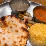 グルガオン - 2色カレーとチーズクルチャ