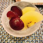 三栗 - 食後のデザートはキウイと葡萄