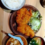 本陣 - 日替800円。フライ(チキン·魚)·マーボー豆腐。豪華です(^_^;)