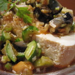 中国料理 堀内 - クセのないピータンときゅうり、刻みねぎ。
      
      さっぱりとした酸味のあるタレ。
      
      カシューナッツが食感のアクセントに。
      
      
      