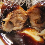 中国料理 堀内 - 種を取ったライチに豚バラ肉を巻いて、
      
      小麦粉をまぶして高温の油で揚げてあります。
      
      
      黒酢、中国たまり醤油などの濃厚なタレに絡めて。
      
      ライチの甘酸っぱさ感がコラボして絶妙な味わいに。
      
      