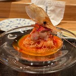 やまぐち - フルーツトマトソースの冷製パスタの上に北海道のボタン海老にパプリカパウダー～カッペリーニ　丼に盛られたカラスミ