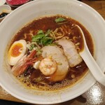 えん - えび入りらー麺(醤油)800円(税込)+炎油50円
            炎油は別皿提供なので一度で二度楽しめます。
            麺は平打ち麺で、醤油スープからは海老の香ばしい香りが漂います。
            食べ方の案内を参考に頂きます(^○^)