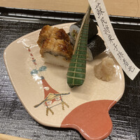 味舌 - 祇園祭に因んだちまきです。
                    手の込んだ仕立てになっていて本当素晴らしい。
                    中に鯛のお寿司か入ってます。笹の香りと供に味わいます。