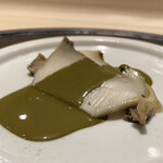 新ばし 星野 - 唐津の天然黒鮑
      食感の良さと噛むほどに旨味を強く感じる味わい、こんなに滋味深さを感じる鮑はいただいたことがあるだろうか！？
      肝ソースのナチュラルな仕立てが一段と黒鮑の旨味を引き出し、素晴らしいです！！