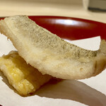 新ばし 星野 - 鱚ととうもろこしの天ぷら
      鱚の衣の薄さとカラッとした油の切れ、身はふっくらで歯触りが良いです。
      とうもろこしも類をみない甘みの強さに笑顔がダダ漏れ状態だった筈です。
      しみじみと美味しいと思いました。