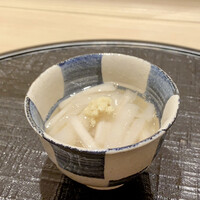 新ばし 星野 - 芋茎の吉野煮
                    吉野葛のとろみ具合が凄く良いです。
                    生姜もとても良いアクセント。
                    シンプルに芋茎の食感を楽しみながら含めた味を堪能する一品、これこそ日本料理の真髄なのだと確信しました。