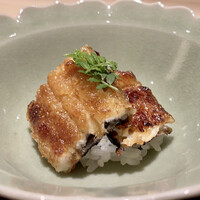 新ばし 星野 - 浜名湖天然鰻の飯蒸し
                    関西風の直焼きの良さがここぞとばかりに表現されてます。
                    タレは甘味はなく鰻の美味しさがダイレクトに、これは鰻屋さんにも食べてもらいたい美味しさです。