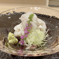 新ばし 星野 - 淡路の鱧湯引き 自家製の梅醤油で
                      直前にご主人が骨切りを、ザッザッと耳障りの心地良さが素敵です。
                      山葵をちゃんとのせ梅醤油で、梅がさっぱりとして鱧の淡白な味わいにすっと馴染み旨みがありとっても美味。