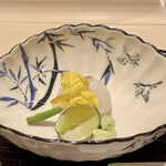 新ばし 星野 - 明石のアコウお造り
      「冬のフグ、夏のアコウ」
      夏の風物詩として有名なアコウ（キジハタ）、食感の良さと旨味の強さは最たるもの！！
      上品な脂と甘み、ただただ美味しいだけです♪