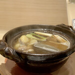 新ばし 星野 - スッポン鍋
      グツグツと煮えたぎるスッポンスープ、なんて滋味深いことか。
      お醤油の味付けも良くあ〜染みる〜！
      トロントロンのゼラチン質、お肌がテカテカしちゃうな。
      焼き葱がまた甘みがあって美味しいこと！