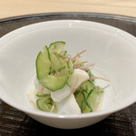 新ばし 星野 - 蛸と胡瓜の酢の物
      食事の前にさっぱりと口直し、茗荷の風味が活きてます。
      酢の物ひとつとってもなんて美味しいのでしょう！