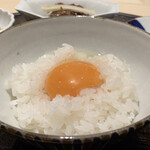 新ばし 星野 - 二膳目は卵かけご飯、TKGでございます。
      また拘りの京都平飼いの卵の黄身の濃厚な美味しさに、あらよっと二膳目もなくなっちゃいました。