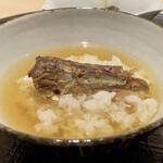 新ばし 星野 - 三善目は鰯の茶漬け。
      鰯の炊き方がお茶漬けに合うような少し醤油を効かせたもの、この茶漬けで私のお腹はリセットされました！
      お昼を抜いてのぞんだ真価がここで発揮され、ご飯もういっぱい下さい！