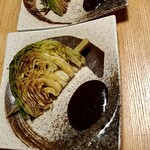 鉄板串焼き 咲蔵 - 名物付だし　きゃべつ焼き
