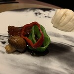 TOKYO CHINOIS 神子 - 北海道和牛イチボ　黄韮、万願寺唐辛子北海道和牛イチボ　黄韮、万願寺唐辛子