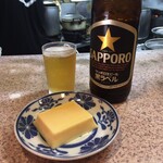 珍々亭 - サービス？の玉子豆腐。瓶ビールは大瓶じゃないと町中華には立ち向かえないな。餃子も食べてみたいが、チャーラーの量を確認してからだな。