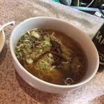 Chinchin Tei - 半ラーメン。雑味のないスープに、カエシは焼豚を煮たタレかな？最後にたらした油は鶏油かな？詳細はわからないけど、仕事が丁寧な感じだし、味は店の雰囲気とは反比例してるが上品な感じで美味い。