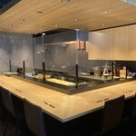 中野 Tsukahara - エル字カウンターのみの洒落た店内