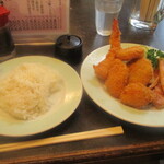 洋食 小春軒 - 味噌汁もつけばもっとうれしい。