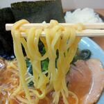 横浜ラーメン 町田家 - 酒井さんの中太麺