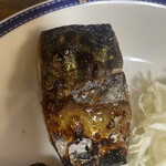 よしき商店 - 三切れに切り分けたひとつ。　鯖！