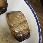 よしき商店 - 脂の乗った三切れに切り分けたひとつ。　鯖！