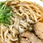 畔鐘 - 麺は小麦から作り、竹で打ち手切りした100%の青竹手打ち麺です。