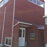 川のほとりの美術館 - 