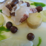 TOBEオーベルジュリゾート - 白茄子の上に鯛を乗せ、マスカットブドウが爽やか