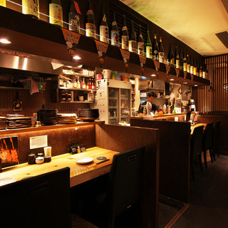 個人店の様なこじんまりした隠れ家の様な落ち着いた店内