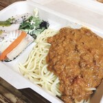 Erbetta - テイクアウトのパスタセットには自家製サラダチキン、サラダ、ピクルスが付いてきます！