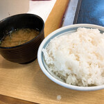 長田本庄軒 - 定食のご飯と味噌汁です。（2021.7 byジプシーくん）