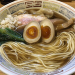 ほっこり中華そば もつけ - なんか変顔でこっちみてます