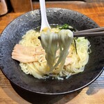 町田汁場 しおらーめん進化 - 自家製麺の平打ち中太麺