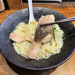 町田汁場 しおらーめん進化 - 炙った鶏モモ肉チャーシュー
